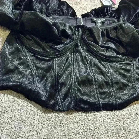 Pretty little thing Women's velvet off shoulder crop top size US 16 - Picture 2 of 5